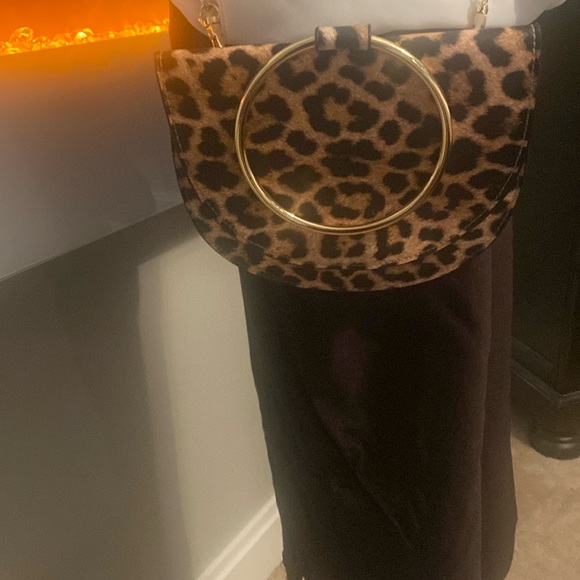 Trouvé leopard print small crossbody with gold chain. - Picture 3 of 10